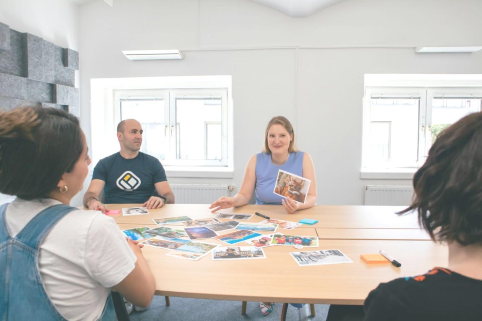 Session de formation en groupe avec échanges entre participants